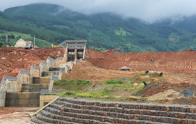 Sạt lở nghiêm trọng quanh hồ chứa nước 500 tỷ đồng, di dời nhiều hộ dân - Ảnh 6.