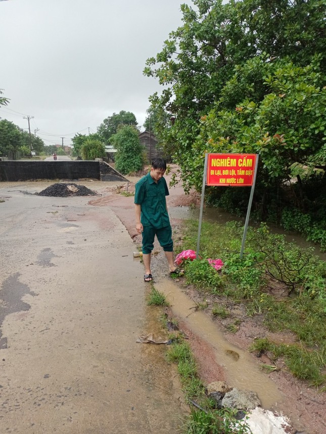 Mưa lớn gây ngập nhà dân, đường phố Gia Lai biến thành sông - Ảnh 5.