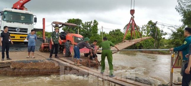 Đường huyết mạch nứt đôi, khách đi ăn cưới nín thở qua đường bằng gầu múc - Ảnh 3.