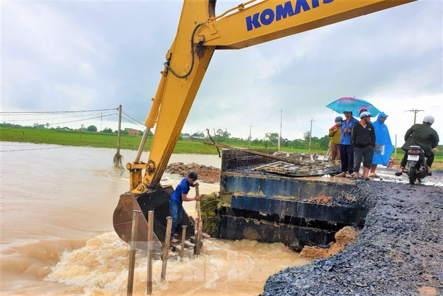 Đường huyết mạch nứt đôi, khách đi ăn cưới nín thở qua đường bằng gầu múc - Ảnh 2.