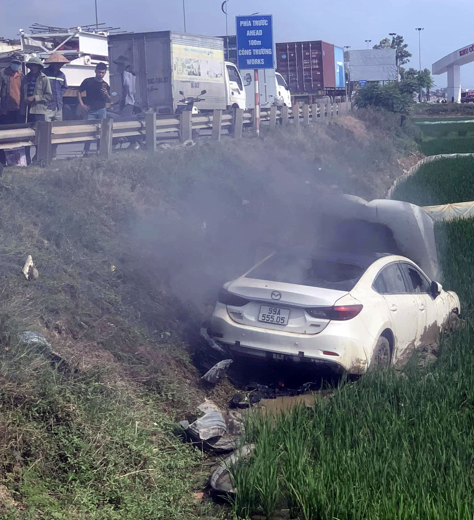 Đằng sau những bức ảnh TNGT: Không làm chủ tốc độ, Mazda3 lao thẳng xuống ruộng và bốc cháy - Ảnh 1.