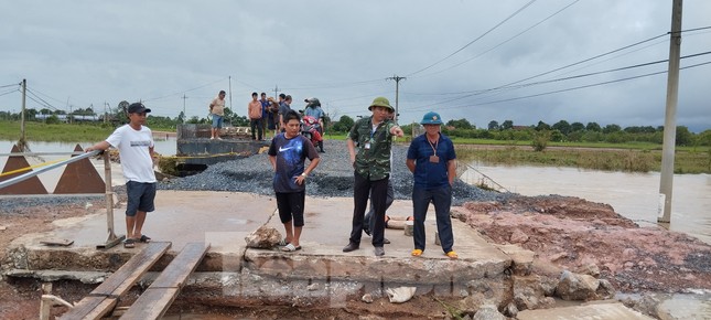 Đường huyết mạch nứt đôi, khách đi ăn cưới nín thở qua đường bằng gầu múc - Ảnh 1.