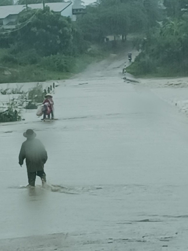 Mưa lớn gây ngập nhà dân, đường phố Gia Lai biến thành sông - Ảnh 2.