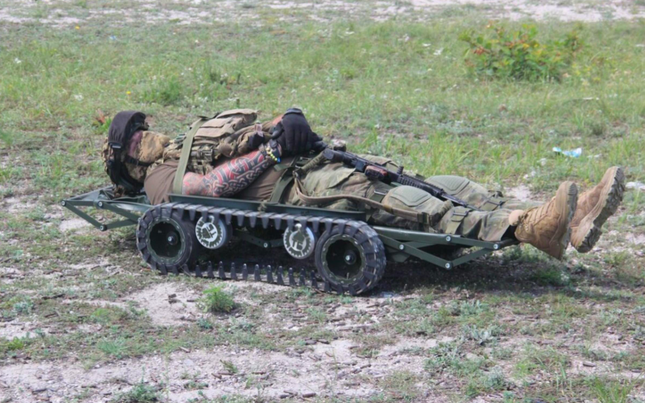 Thiết bị cải tiến từ đồ chơi trẻ em đưa lính Ukraine bị thương khỏi chiến trường - Ảnh 1.