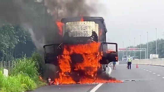Xe tải bốc cháy trên cao tốc Phan Thiết - Dầu Giây - Ảnh 1.