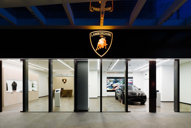 Quần áo, vali trăm triệu, tai nghe thử tiếng pô và rất nhiều thứ vui vẻ khác có trong showroom Lamborghini tại TP.HCM - Ảnh 1.