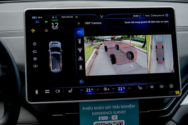 Dùng thử 3 tính năng mới trên xe VinFast: Nhìn xuyên xe, tự đỗ, tự chỉnh gương ‘đầu tiên thế giới’ - Ảnh 4.