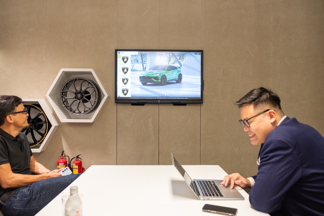 Quần áo, vali trăm triệu, tai nghe thử tiếng pô và rất nhiều thứ vui vẻ khác có trong showroom Lamborghini tại TP.HCM - Ảnh 9.