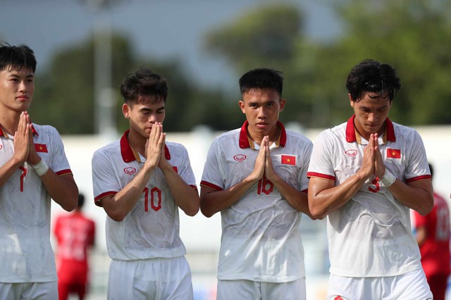 Đánh bại Lào theo kịch bản bất ngờ, U23 Việt Nam “đặt một chân” vào vòng bán kết - Ảnh 2.