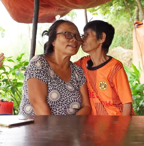 Hai người phụ nữ “rủ nhau” làm vợ chồng suốt 30 năm, tuổi U70 sống ẩn dật nơi nghĩa trang - Ảnh 2.