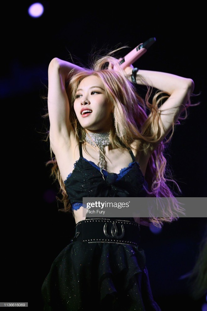 Trang phục biểu diễn siêu ngắn của BlackPink - Ảnh 12.