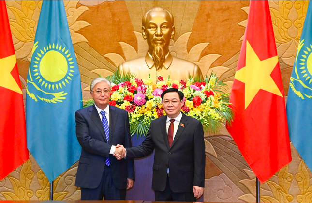 Chủ tịch Quốc hội Vương Đình Huệ hội kiến Tổng thống Kazakhstan Kassym-Jomart Tokayev - Ảnh 2.