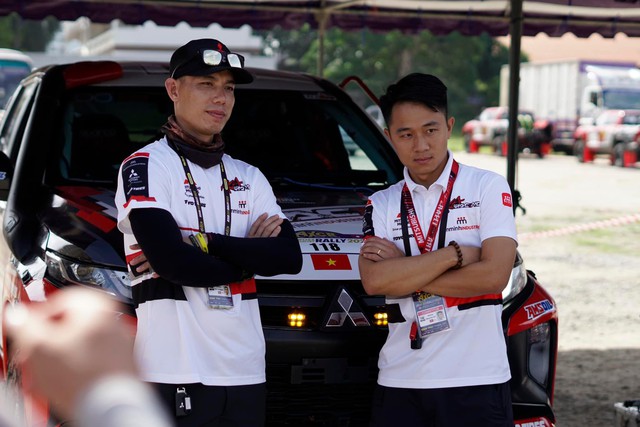 Tay đua Việt Nam bị lộn 2 vòng trong Mitsubishi Triton: ‘Chỉ mong lật lại được xe để chạy về đích’ - Ảnh 1.