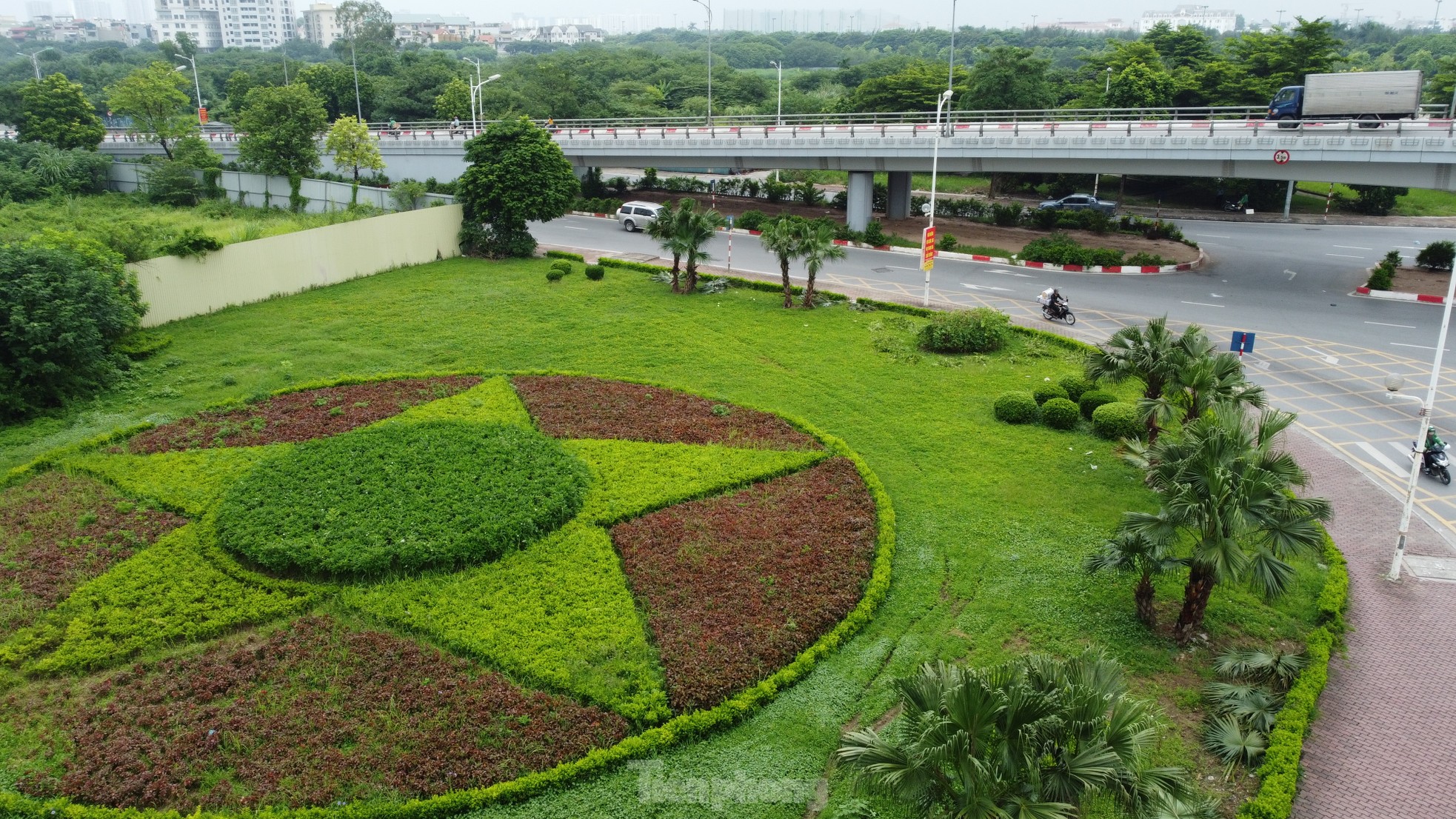 Cận cảnh điểm đen ùn tắc nút giao Cổ Linh - Đàm Quang Trung, nơi chuẩn bị xây hầm chui - Ảnh 7.