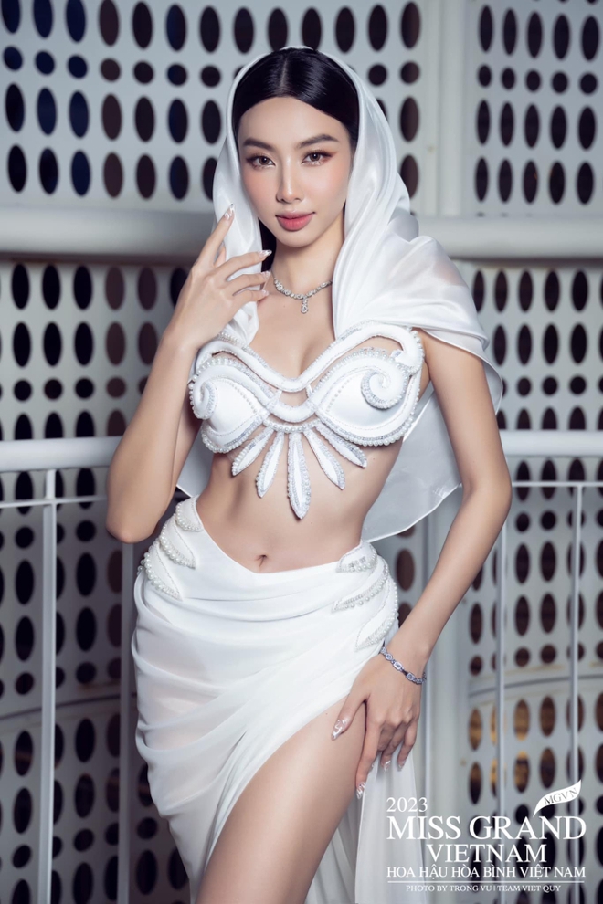  Diện váy cắt xẻ táo bạo, Hoa hậu Thuỳ Tiên bất ngờ để lộ vòng 2 kém thon gọn?  - Ảnh 6.
