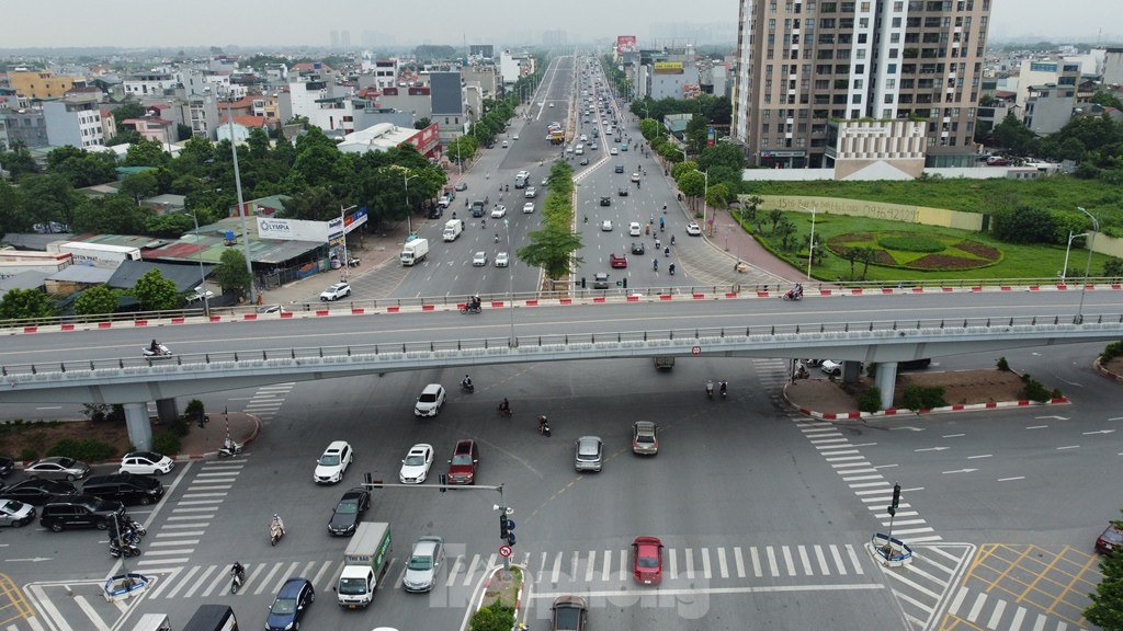 Cận cảnh điểm đen ùn tắc nút giao Cổ Linh - Đàm Quang Trung, nơi chuẩn bị xây hầm chui - Ảnh 4.