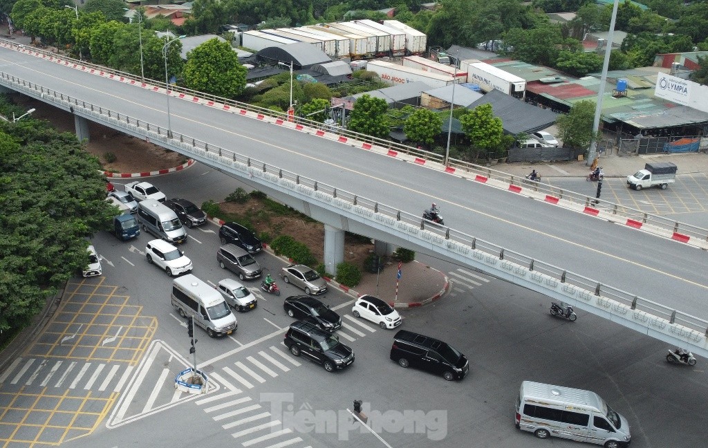 Cận cảnh điểm đen ùn tắc nút giao Cổ Linh - Đàm Quang Trung, nơi chuẩn bị xây hầm chui - Ảnh 3.