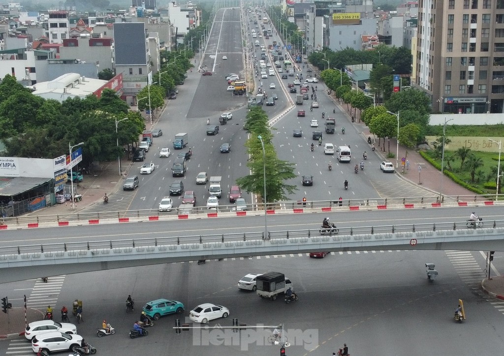 Cận cảnh điểm đen ùn tắc nút giao Cổ Linh - Đàm Quang Trung, nơi chuẩn bị xây hầm chui - Ảnh 2.