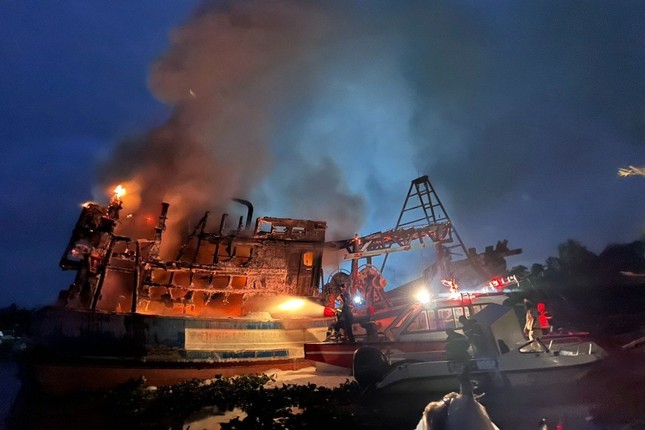Tàu cá chứa gần 1.000 lít dầu bốc cháy dữ dội trong đêm - Ảnh 1.