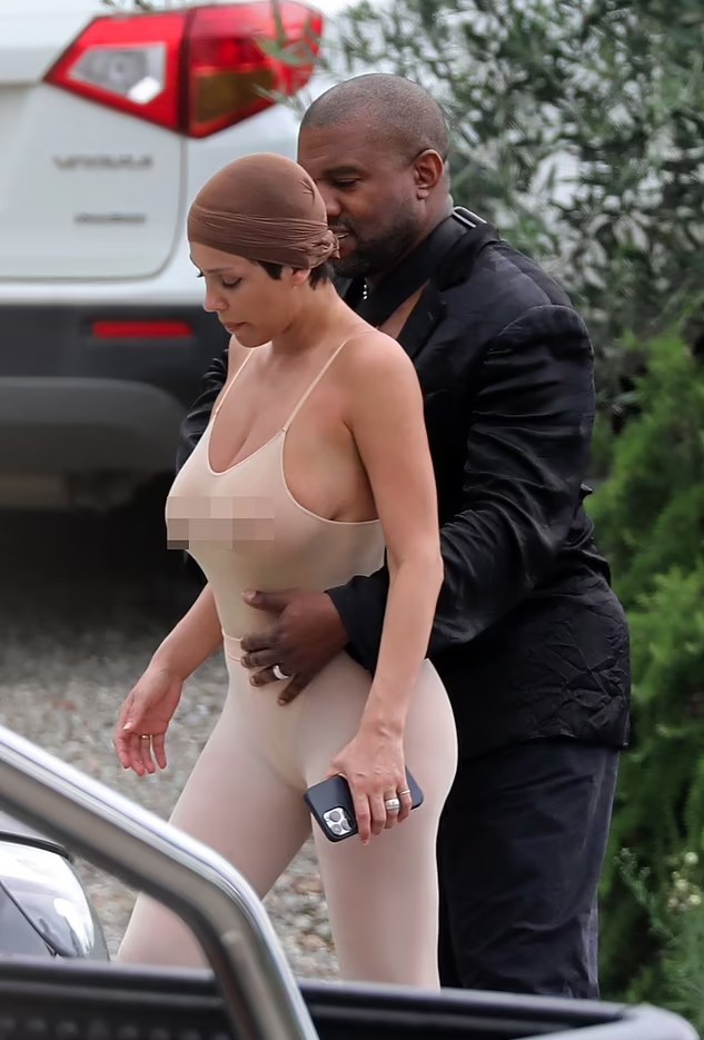 Vợ Kanye West có nguy cơ bị phạt vì mặc áo ngực ra đường - Ảnh 1.