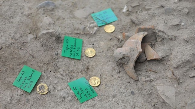 Phát hiện tiền vàng 2.300 tuổi quý hiếm và những bình cổ chứa xương kì dị - Ảnh 1.