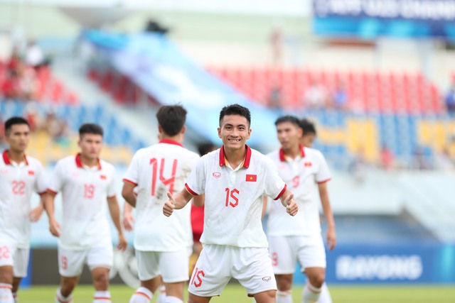 U23 Việt Nam thắng đậm Malaysia, HLV Hoàng Anh Tuấn mang tới 2 chân sút sắc bén cho HLV Troussier - Ảnh 2.