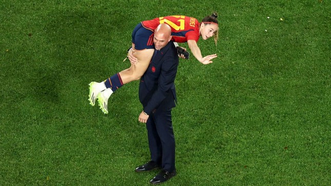 FIFA mở cuộc điều tra về vụ chủ tịch LĐBĐ Tây Ban Nha cưỡng hôn cầu thủ - Ảnh 2.