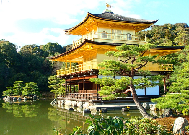 Một ngôi chùa dát vàng cực hút khách ở Nhật Bản, có lịch sử hơn 600 năm, tượng trưng cho thiên đường hạnh phúc - Ảnh 1.