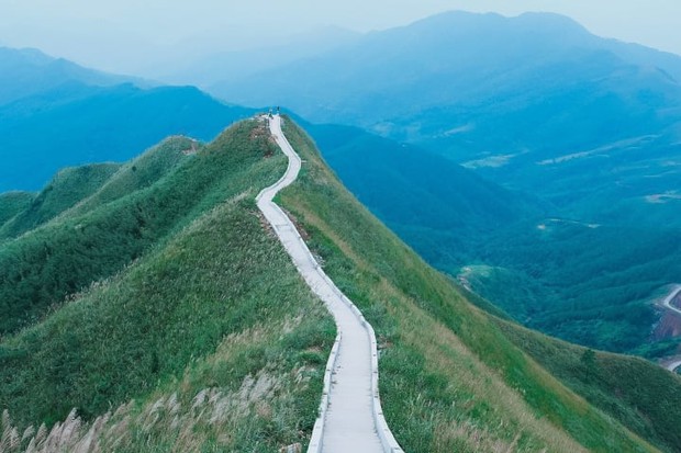  Săn mây trên 2 đoạn sống lưng khủng long hùng vĩ, thách thức dân mê xê dịch - Ảnh 2.