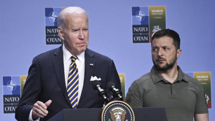 Bloomberg: Châu Âu lo ông Biden ép Ukraine đàm phán hòa bình với Nga - Ảnh 1.