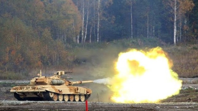 Nigeria mua xe tăng chiến đấu chủ lực T-90 của Nga - Ảnh 1.