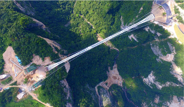 Vượt mặt Trung Quốc, Việt Nam xây cầu kính đi bộ dài nhất thế giới - Ảnh 3.