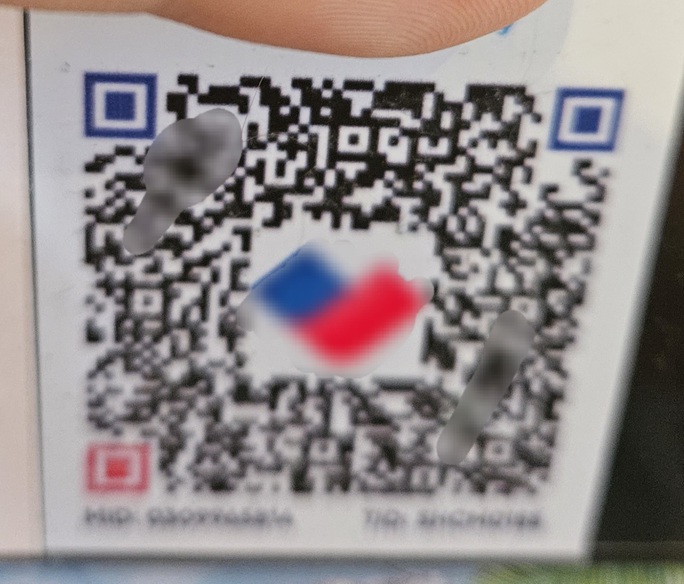 Cảnh báo: Dán đè mã QR giả lên mã thật để đánh tráo, chiếm đoạt tiền - Ảnh 1. Cảnh báo: Dán đè mã QR giả lên mã thật để đánh tráo, chiếm đoạt tiền - Ảnh 1.