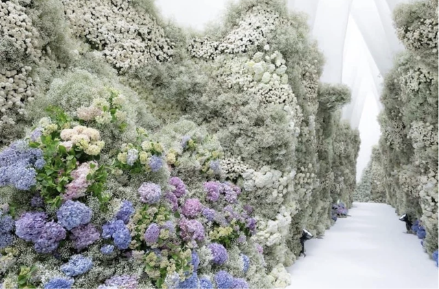 Choáng ngợp trước đám tang xa xỉ của tài phiệt siêu giàu Thái Lan: Phủ kín hoa tươi như khu vườn thiên đàng - Ảnh 9.