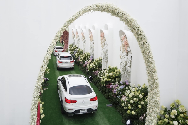 Choáng ngợp trước đám tang xa xỉ của tài phiệt siêu giàu Thái Lan: Phủ kín hoa tươi như khu vườn thiên đàng - Ảnh 7.