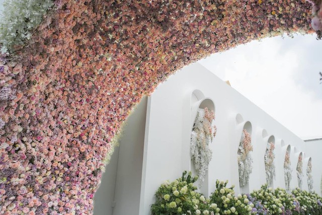 Choáng ngợp trước đám tang xa xỉ của tài phiệt siêu giàu Thái Lan: Phủ kín hoa tươi như khu vườn thiên đàng - Ảnh 6.