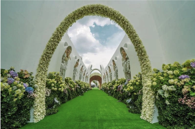 Choáng ngợp trước đám tang xa xỉ của tài phiệt siêu giàu Thái Lan: Phủ kín hoa tươi như khu vườn thiên đàng - Ảnh 5.