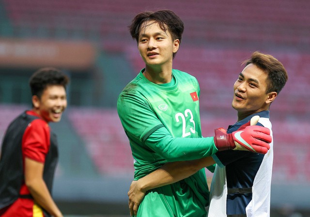 Thủ môn Quan Văn Chuẩn bỏ lỡ 2 trận đấu quan trọng cùng U23 Việt Nam vì quy định của AFC - Ảnh 2.