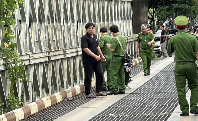 Bị ngã xe máy, nam thanh niên văng khỏi cầu sắt rơi xuống sông mất tích - Ảnh 4.