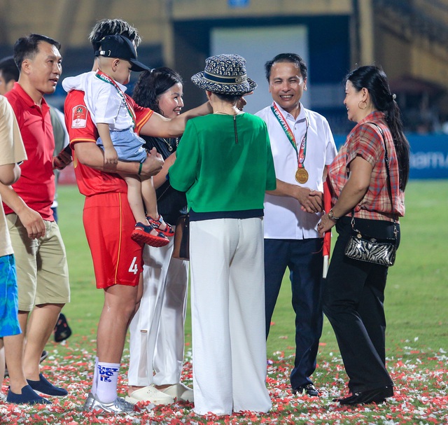 Vợ Hồ Tấn Tài lần đầu xuất hiện trên sân Hàng Đẫy, nhan sắc ngoài đời có như ảnh tự đăng - Ảnh 6.