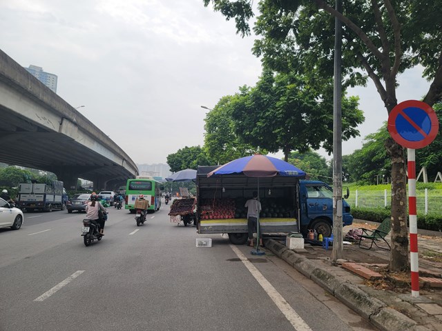 Hà Nội: Tuyến phố chằng chịt ‘lô cốt’, rác thải và hàng rong - Ảnh 13.