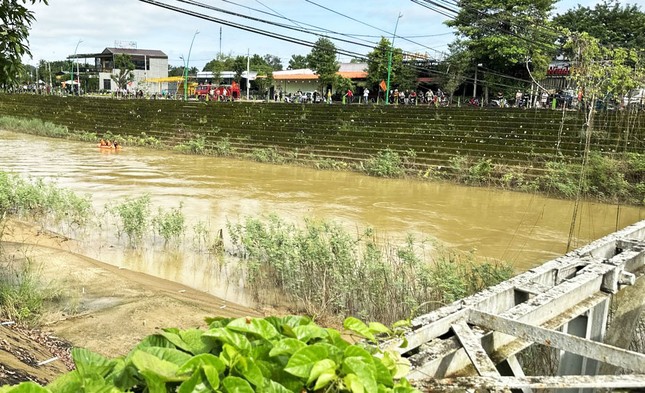 Bị ngã xe máy, nam thanh niên văng khỏi cầu sắt rơi xuống sông mất tích - Ảnh 2.