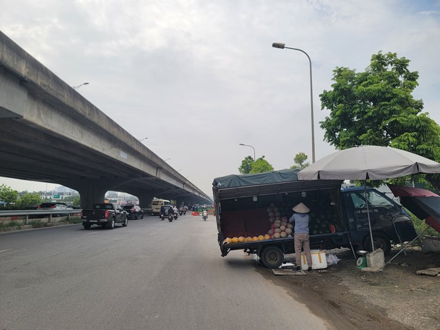 Hà Nội: Tuyến phố chằng chịt ‘lô cốt’, rác thải và hàng rong - Ảnh 11.