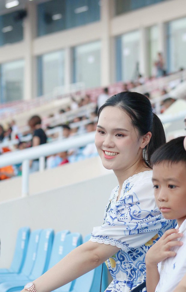  Ái nữ cựu chủ tịch CLB Sài Gòn lộ diện nhan sắc ngọt ngào sau sinh khi đến sân cổ vũ Duy Mạnh thi đấu - Ảnh 1.