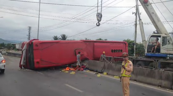 Quảng Bình: Lật ô tô khách, 5 người nhập viện - Ảnh 1.