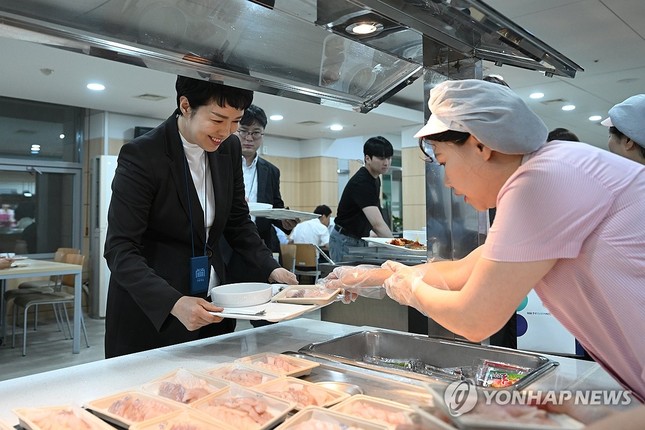 Tổng thống Hàn Quốc ăn hải sản để trấn an dân về nước nhiễm xạ - Ảnh 1.