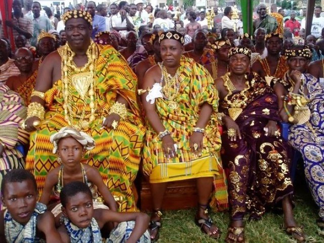 Bộ tộc giàu có nhất châu Phi: Tù trưởng có thể lấy 80 vợ, móng tay người dân dát đầy vàng - Ảnh 3.