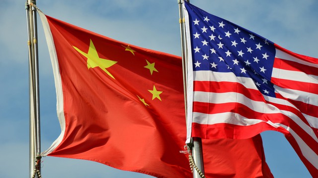 Nửa đầu 2023: Giữa Mỹ và Trung Quốc, hàng Việt Nam xuất khẩu qua nước nào nhiều hơn? - Ảnh 2.