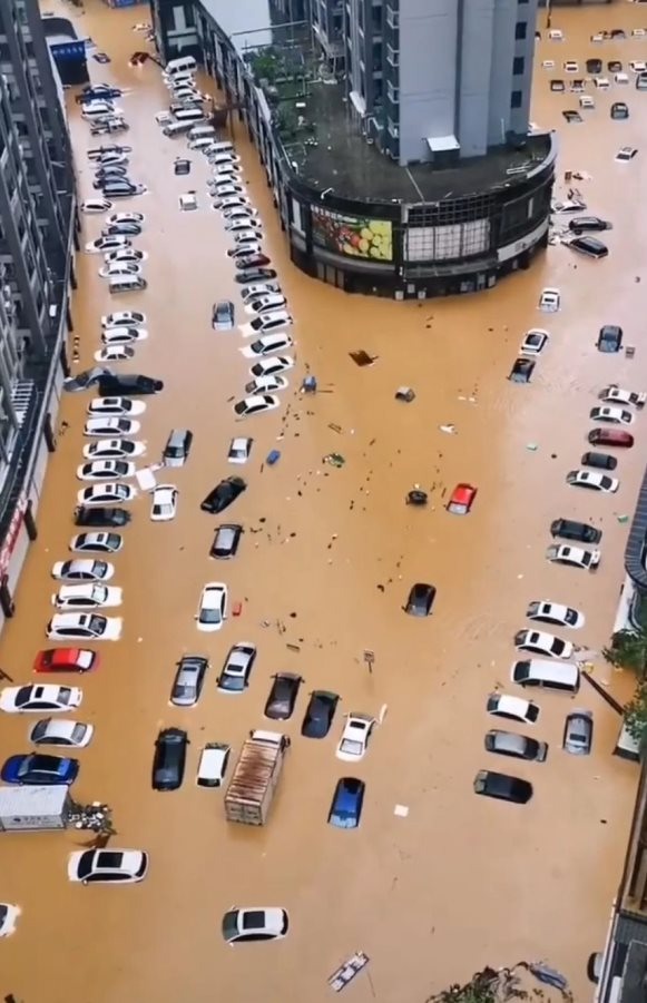 Hàng loạt ô tô chìm trong biển nước, đường biến thành sông, cầu gãy làm đôi... sau trận mưa lũ lớn nhất trong 140 năm qua ở Trung Quốc - Ảnh 6.
