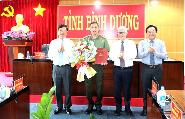 Chỉ định đại tá Tạ Văn Đẹp tham gia Ban Thường vụ Tỉnh ủy Bình Dương - Ảnh 1.